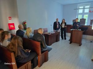 udział ludzi noc otwartych sądów w żarach z policją