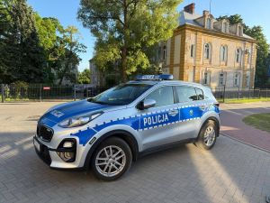 radiowóz przed sądem w żarach