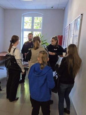 policjanci profilaktyka w sądzie w żarach noc otwartych sądów