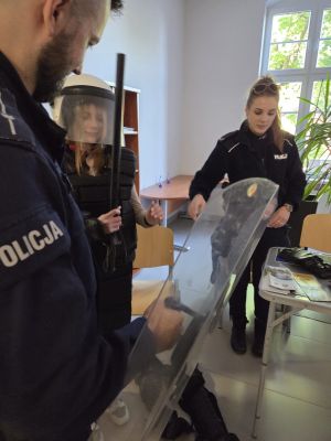 policjanci profilaktyka w sądzie w żarach noc otwartych sądów
