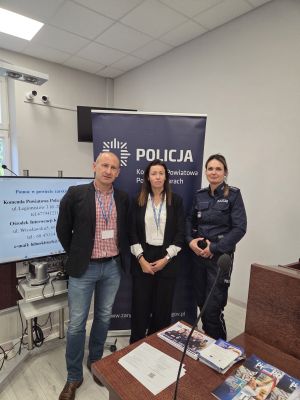 policjanci w sądzie w żarach noc otwartych sądów