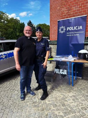 policjant i ksiądz kapelan