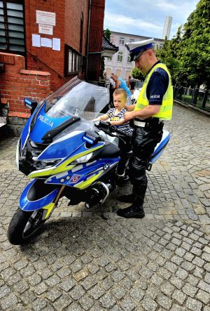 policjant motocykl na festynie