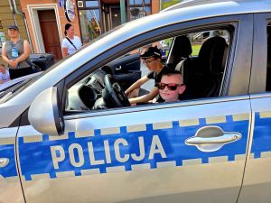 dzieci na festynie w radiowozie policja