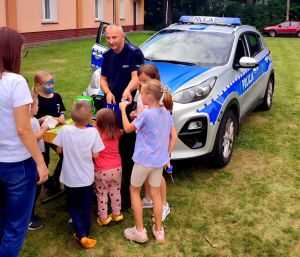 policjanci z Żar na festynie