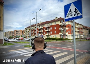 człowiek ze słuchawkami na drodze