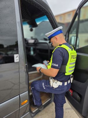 policjant kontroluje busa