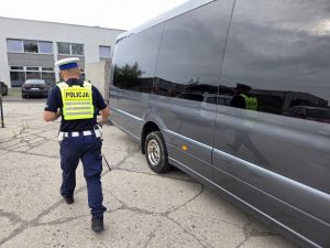 policjant kontroluje busa