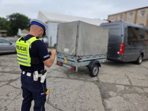 policjant kontroluje busa