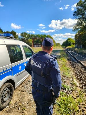 policjant przy torach