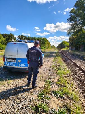 policjant przy torach