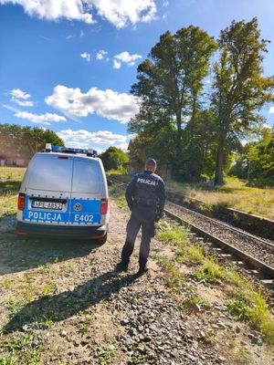 policjant przy torach