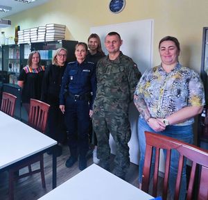 POLICJANTKA I WOJSKO I INNI URZĘDNICY