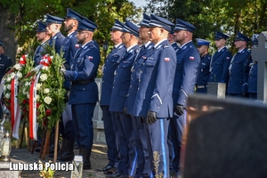 Policyjna delegacja na pogrzebie zmarłego policjanta.