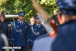 Policyjna delegacja na pogrzebie zmarłego policjanta.