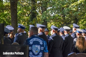 Policyjna delegacja na pogrzebie zmarłego policjanta.