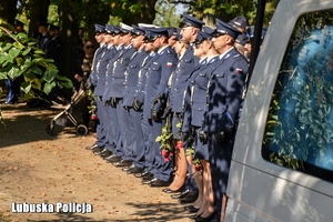 Policyjna delegacja na pogrzebie zmarłego policjanta.