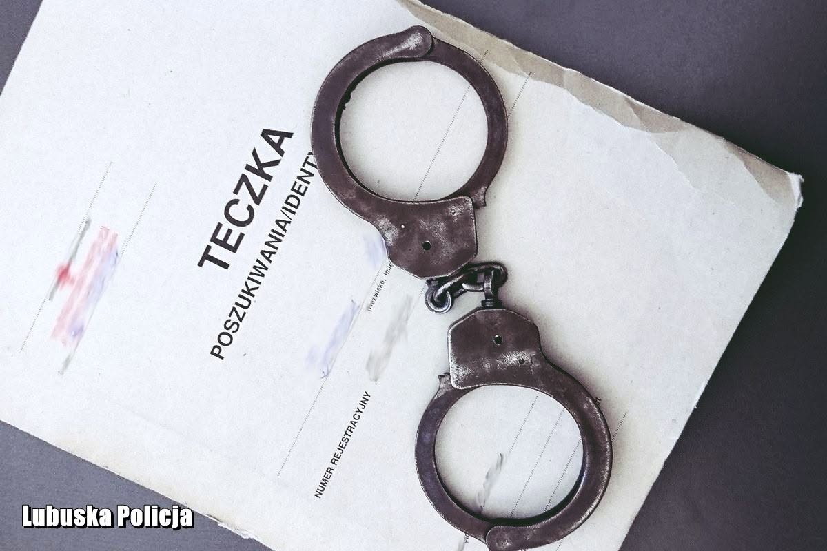 Policjanci z powiatu żarskiego zatrzymali 43-letniego mężczyznę z 6‑letnią karą